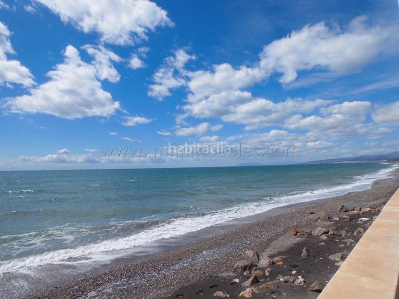 Foto e6559992-6258-4cb7-a9cf-db48a7add71f. Casa adosada en calle castillo bajo 110 imf gestión de inmuebles vende fantástico adosado en segunda línea de playa costa. en Torrox