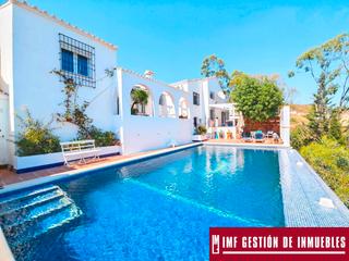 Chalet à Calle granada 3. Imf gestión de inmuebles vende magnífico chalet en venta en chil