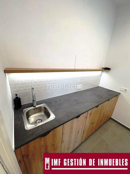 Foto 5f0ed48f-bbbe-476c-b052-4064847e08e1. Alquiler local comercial en calle acuario 5 magnífico local totalmente reformado en la zona de la azucarera. en Torre del Mar
