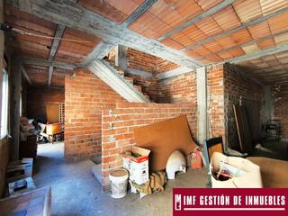 Casa a Benamocarra. Magnífica estructura haciendo esquina en el centro de benamocarr