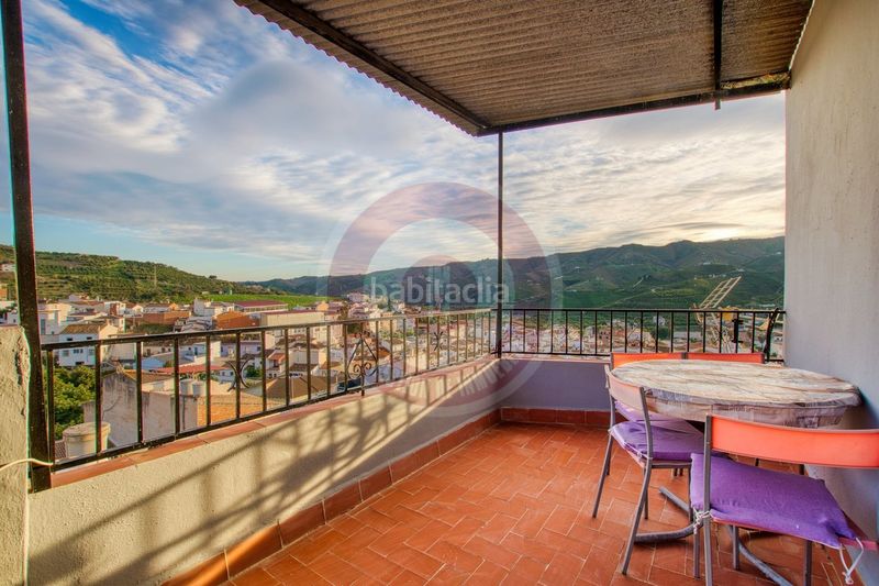 Foto a2241c1d-00a1-489c-a6f6-60fe6fd4cea6. Casa adossada amb aparcament a Benamargosa