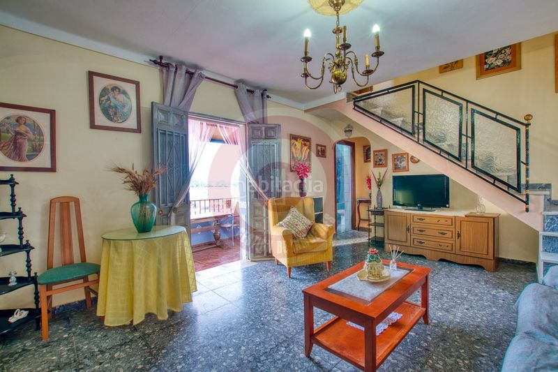 Foto cfbecdc6-e56e-4a14-beb0-47c8e071b18a. Casa adossada amb aparcament a Benamargosa