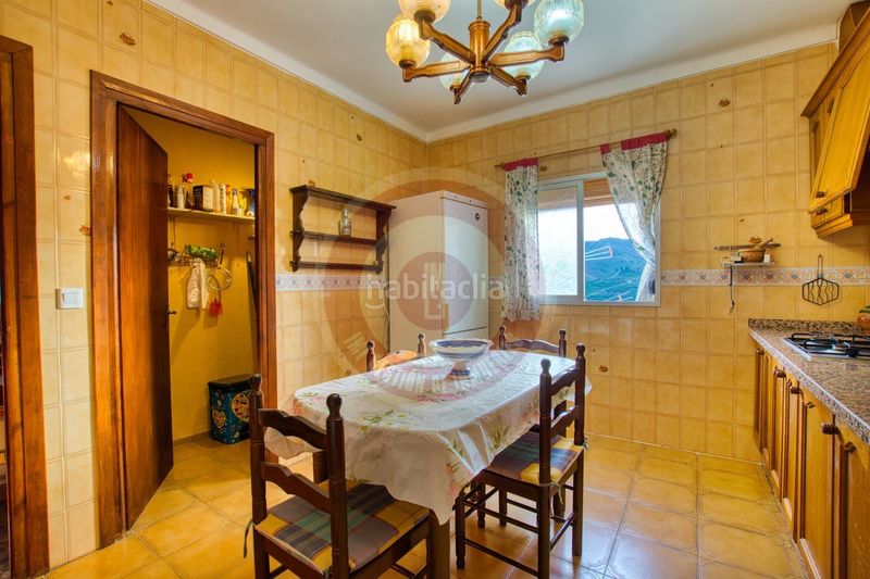 Foto eb88460c-1dba-4f88-b7a4-00949782ed70. Casa adossada amb aparcament a Benamargosa