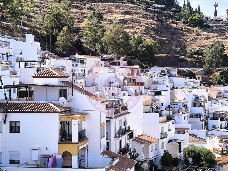 Foto df528392-f60a-4d2b-8bab-eacb491a2cf1. Casa adossada a Torrox pueblo Torrox