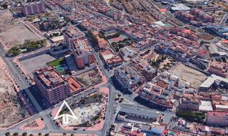 Location Local commercial à Calle pinito del oro 4. Local de gran superficie junto a la avda. sierra de gredos y a u