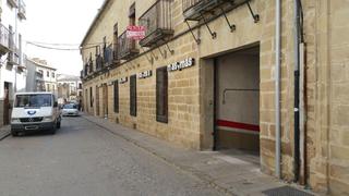 Aparcament cotxe  Calle intendente pablo de olavide. Plazas de garaje en el mismo centro de baeza con amplia comodida