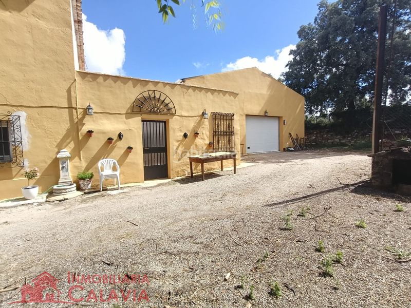 Foto 87e4cf9b-570d-4181-8086-5a3b64184608. Xalet amb xemeneia calefacció piscina a Baeza