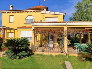 Chalet à Madrigal. Venta de villa en vilareal