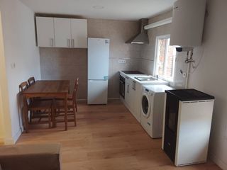 Rent Flat  Avenida doctor fleming. Piso de 2 habitaciones en alquiler en la vegaoteruelo, león capi