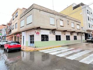 Casa a Alberic. Esta casa se encuentra en alberic, valencia. 

es una casa esq