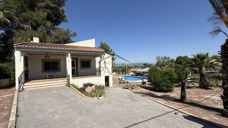 Foto 0a921936-3ec9-46a1-a0aa-9857a71371f3. Casa amb piscina a Alberic