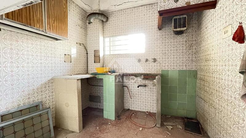 Foto 79a614fa-2a59-4866-8bf8-77fe7c4aaa76. Casa esta casa se encuentra , valencia, en la zona de la avenida. 

es un casa que tiene 211 m2 construidos en un solar en Carcaixent