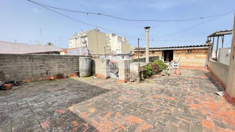 Foto a5f2550c-5ff8-4f49-8e8f-364a17bd972d. Casa esta casa se encuentra , valencia, en la zona de la avenida. 

es un casa que tiene 211 m2 construidos en un solar en Carcaixent