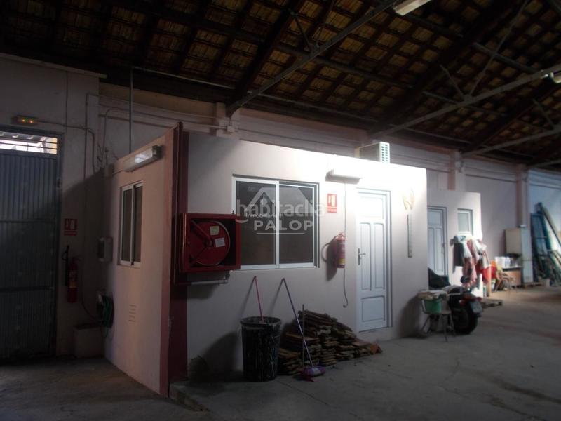 Foto 73f994cb-5016-4bce-94e6-73670b21b470. Nave industrial este nave industrial se encuentra , valencia, en la zona de la estación.

es un nave industrial que tiene 900 m2 en en Carcaixent