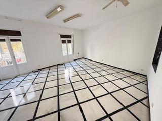 Location Bureau  Calle josé cruz conde. Una oficina  amplia en plena calle cruzconde