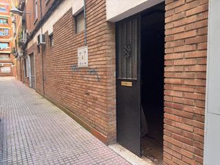 Local Comercial a Avenida gran vía del parque 51. Local para reformar con gran fachada