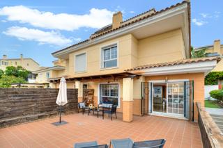 Casa pareada en Chilches. Mercadona de chilches costa