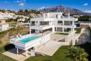 Chalet en Los Naranjos. Villa moderna en nueva andalucía.