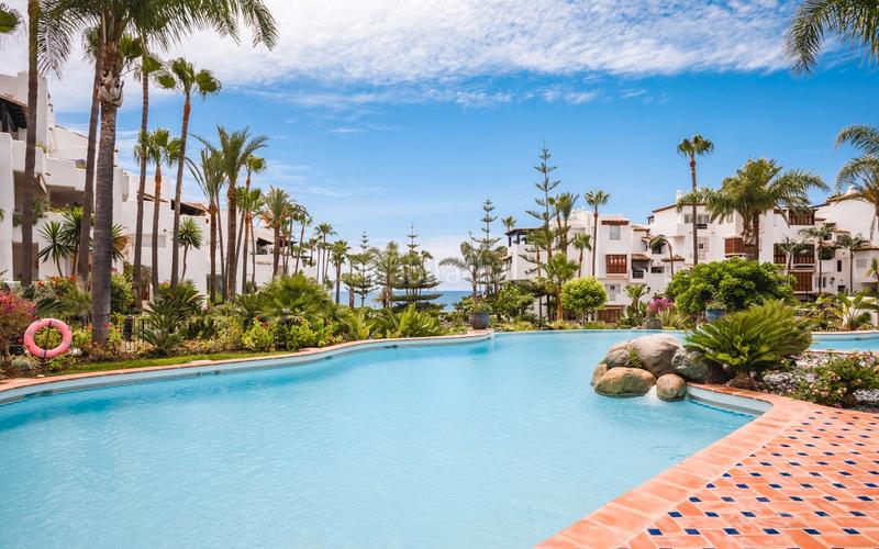 Foto fd77dc6a-6fcc-4504-889f-91a50d67f5e3. Ground floor with parking pool in Puente Romano Marbella