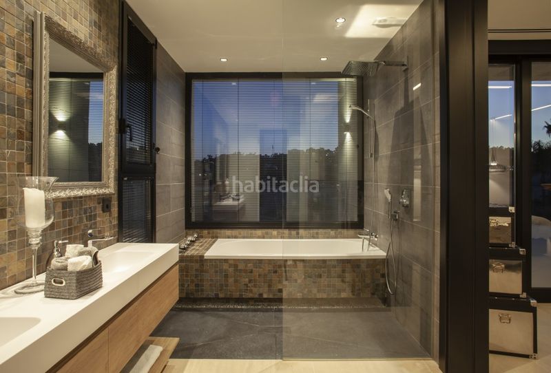Foto e9e1c23f-2d93-4572-8aed-a34244c01350. Xalet amb aparcament piscina a Las Brisas Marbella