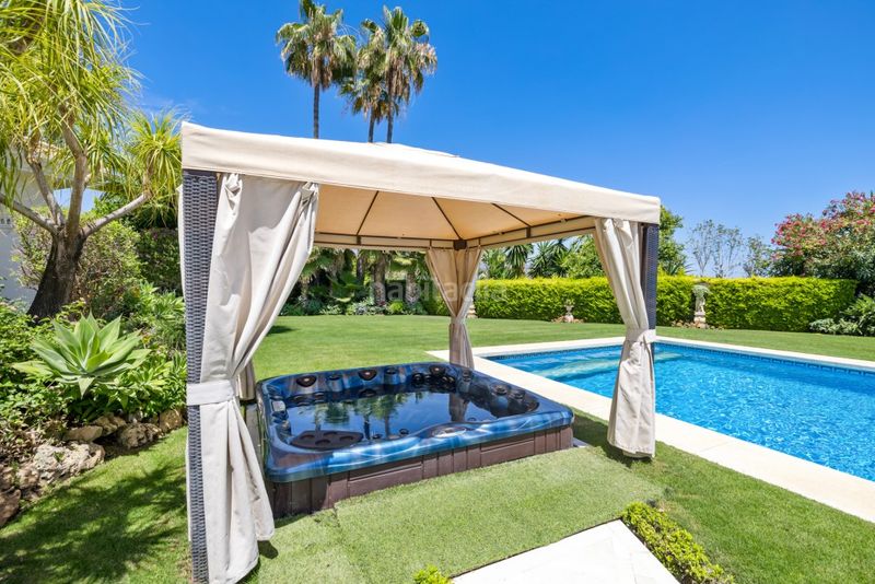 Foto e544818f-3103-4fc3-bed7-2b5380384058. Xalet amb calefacció aparcament piscina a Los Naranjos Marbella