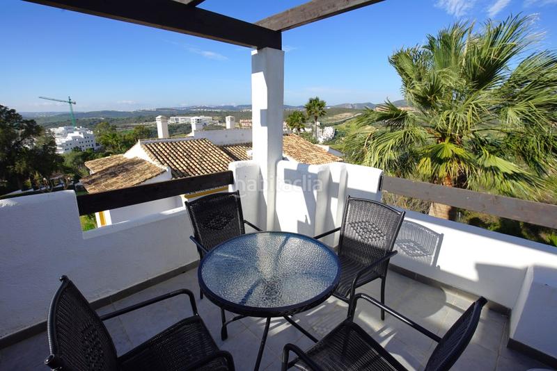 Foto 4cba6fb2-241d-43bc-9121-c42da59b74ee. Casa aparellada amb aparcament piscina a Guadalobón Estepona