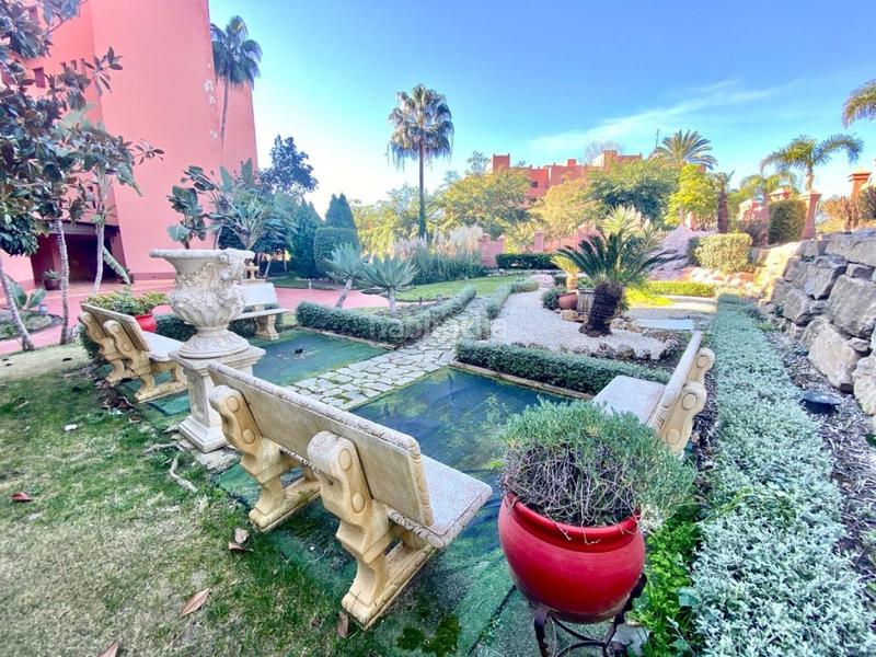 Foto 1db22cc2-d331-4271-b1e5-8f08ac668cff. Duplex with parking pool in Guadalmansa Estepona