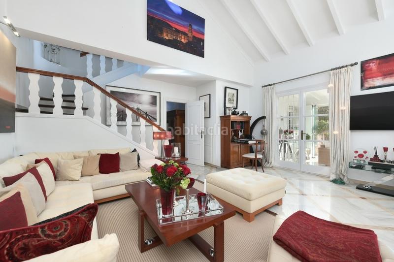 Foto 400fe237-76c6-4c43-aee8-87157f1fdd47. Chalet mit parking pool in Cabopino - Artola Marbella