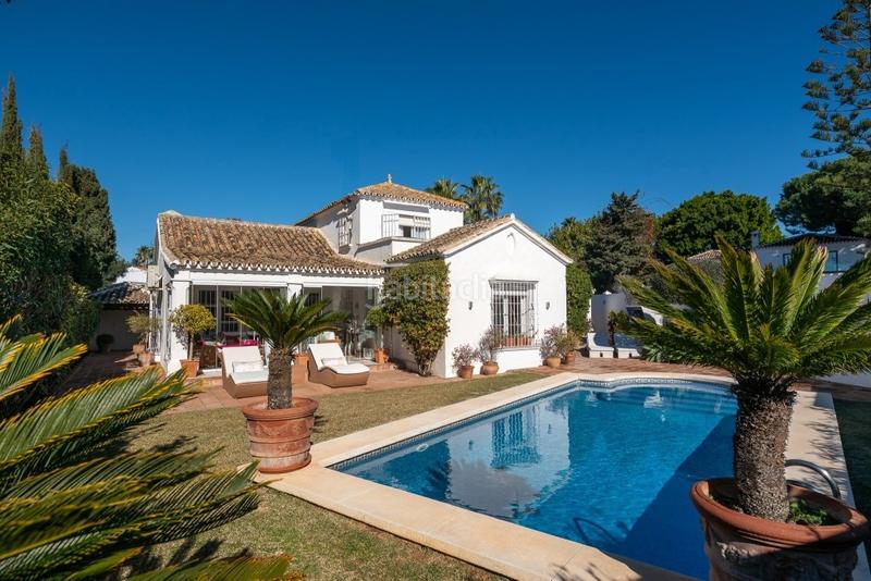 Foto b7b98e7a-ef98-4a30-8287-d5b39c7363b4. Chalet mit parking pool in Cabopino - Artola Marbella