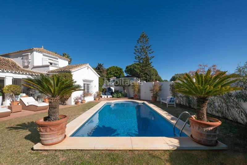Foto e235a26a-5e65-43b8-b9b3-6e992462a9c5. Chalet con parcheggio piscina in Cabopino - Artola Marbella