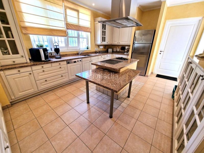 Foto 64c80464-568f-49b1-9234-e59c03062bbb. Chalet mit parking pool in Calahonda Mijas