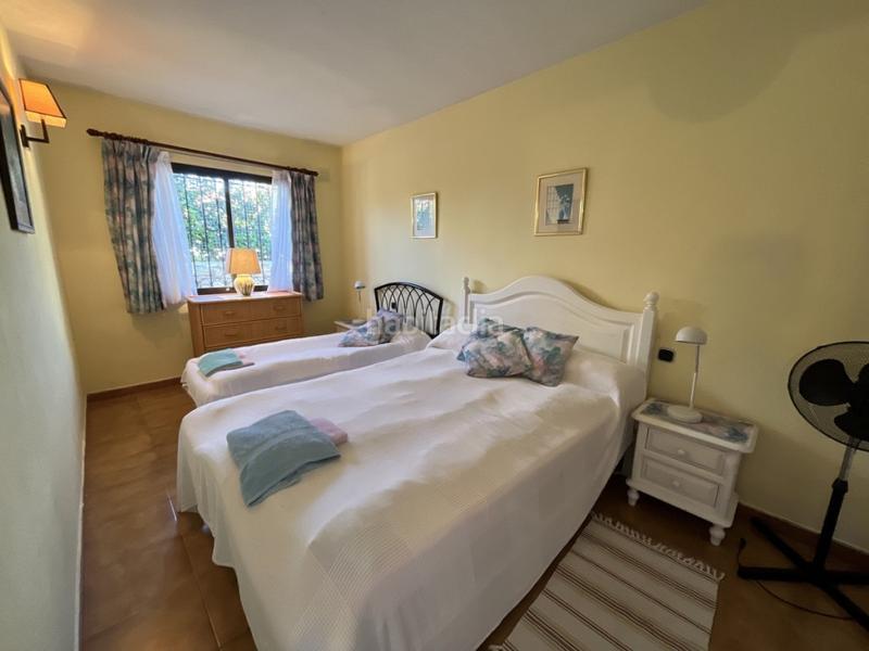 Foto c2282b1a-440b-4524-afbb-0c5b4f392b79. Casa pareada en Calahonda Mijas