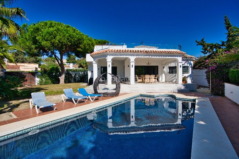 Foto 9116fe64-fc0e-4f37-a6bf-c689275a485f. Chalet en Marbesa Marbella