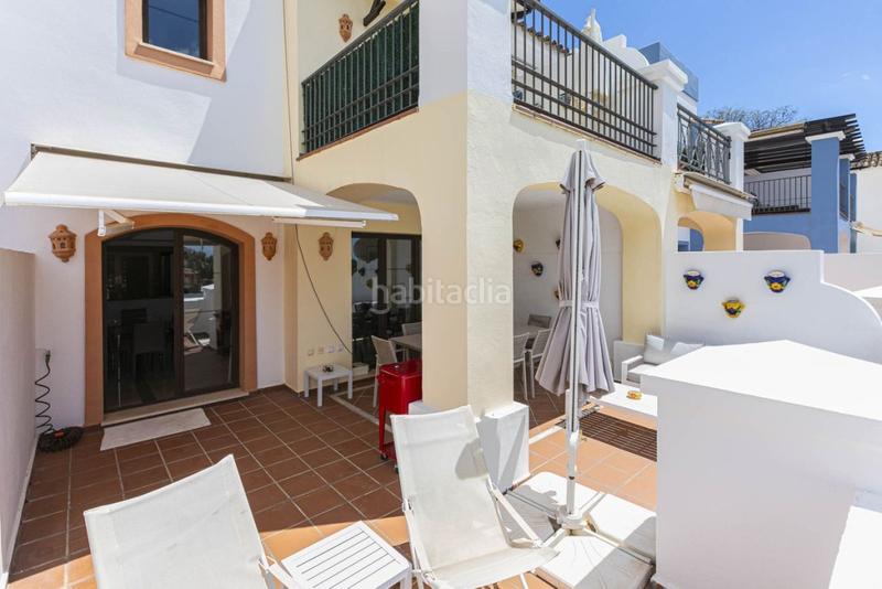 Foto 146facbe-04c4-43bd-8fc7-11f8cb7a99e6. Doppelhaus mit heizung parking pool in los arqueros - puerto del almendro Benahavís