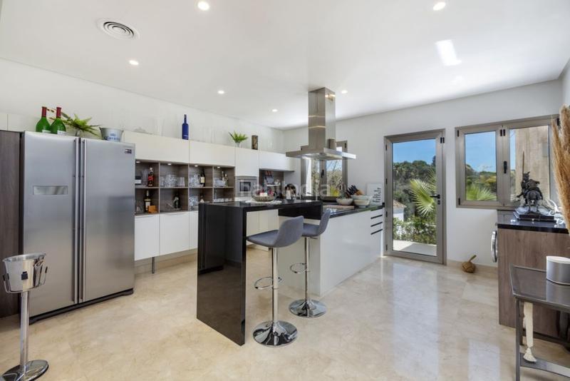 Foto 0e64a1d8-e01c-484b-8b3f-9d355502cb15. Chalet mit parking pool in Parque Central Estepona