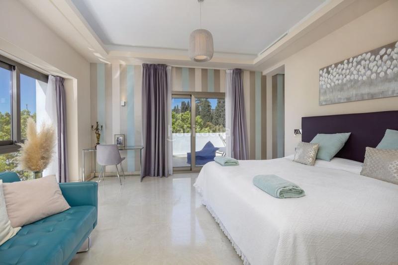 Foto 6a83464b-3bed-46ed-9fa0-82d7125ac9b4. Chalet mit parking pool in Parque Central Estepona