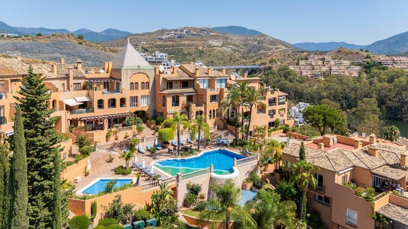 Foto c99d6ff1-e1aa-4065-a4a8-eee01f929409. Dúplex en Nueva Andalucía centro Marbella