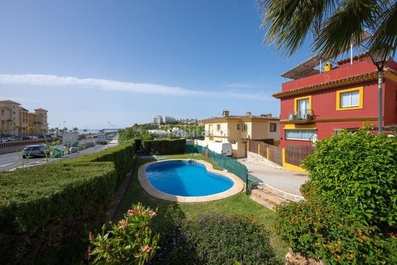 Foto bf7dd4d8-5231-427c-8578-a94cdf1c160c. Maison jumelée avec parking piscine dans Castillo Sohail - Myramar Fuengirola