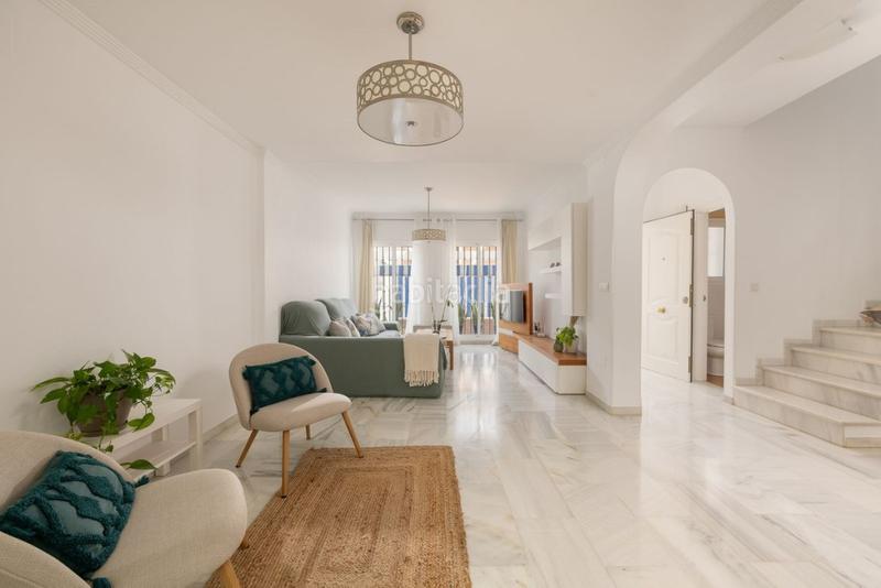 Foto ea640d4a-c49a-478d-8f2a-bcc7e2c5a5d6. Maison jumelée avec parking piscine dans Castillo Sohail - Myramar Fuengirola