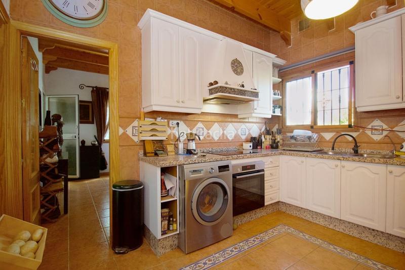 Foto f7b3275e-d474-49a3-a8df-c753f28def75. Chalet con piscina in Coín