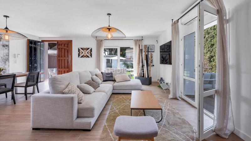 Foto b8b99fc3-2b90-40f7-bbd3-4c97e7391933. Chalet con parcheggio piscina in Santa María Marbella