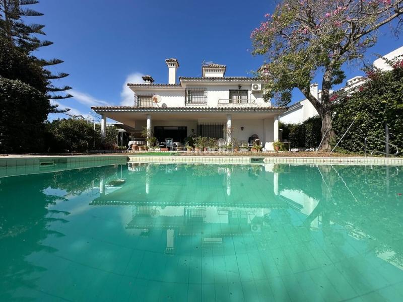 Foto 99232f70-088f-4e09-8881-88edc6cff24c. Chalet avec parking piscine dans Valdeolletas - Las Cancelas - Xarblanca Marbella