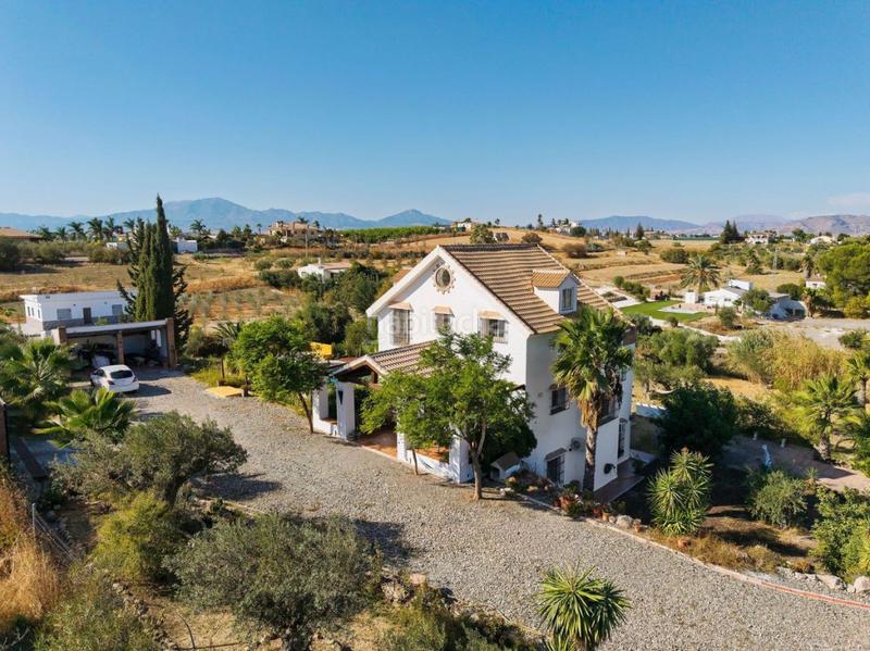 Foto ca6c33a9-a5e9-4f0f-a5cc-42fa0a5d917e. Country house with parking pool in Centro Alhaurín el Grande