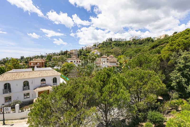 Foto b8d155ea-1cc9-4657-b82b-b03c8e81427c. Casa aparellada amb calefacció aparcament piscina a Benahavís