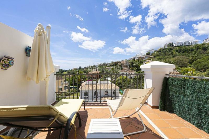 Foto 85aa2689-f014-4f7a-ad11-9998c86f329e. Maison jumelée avec chauffage parking piscine dans los arqueros - puerto del almendro Benahavís