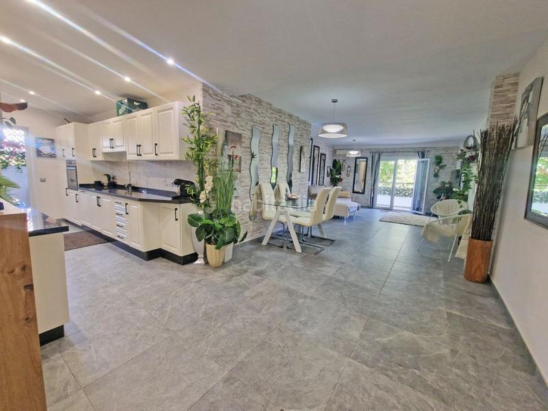 Foto f8f4ae35-fd83-4094-af34-9495ce4a6415. Planta baixa amb aparcament piscina a Calahonda Mijas