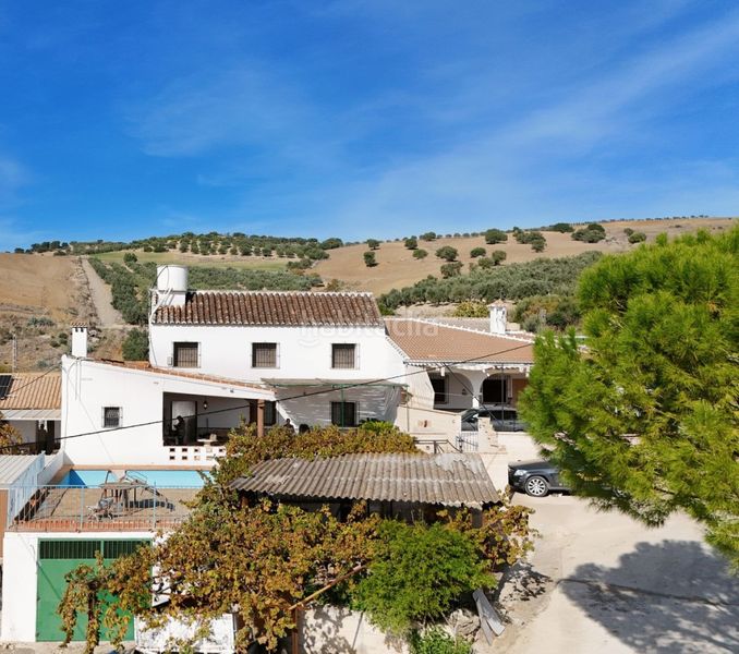 Foto e9149f68-4af8-4167-933d-d192f6ce21d2. Casa aparellada amb piscina a Coín