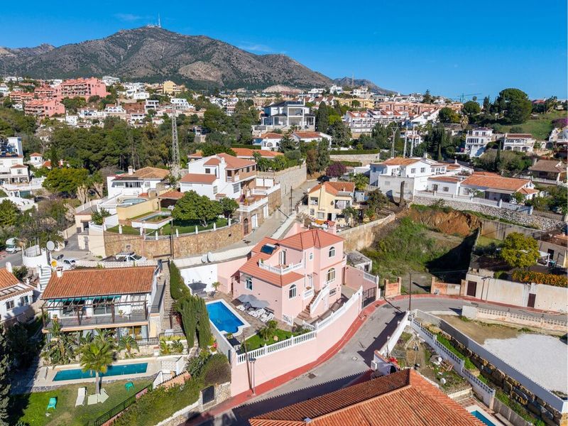 Foto 66f04edd-f5cc-4674-b493-25b4a25f8cc7. Xalet amb aparcament piscina a Torreblanca del Sol Fuengirola