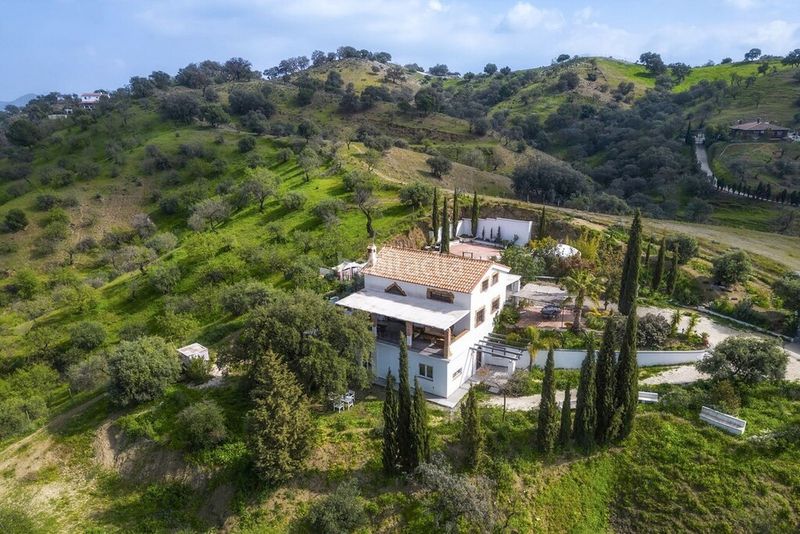 Foto 9f2f1b90-0857-46d3-bdc8-98a24c2aa529. Chalet en Coín