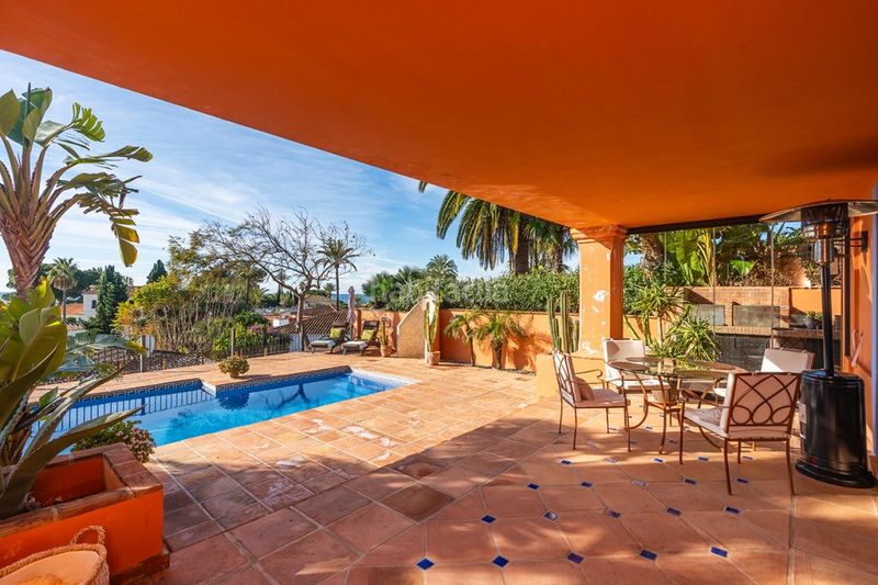 Foto 5277cae2-68b2-42f8-82d4-831176d85f85. Chalet en Marbesa Marbella